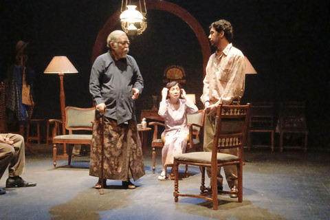 Seniman Slamet Raharjo, Niniek L. Karim dan Reza Rahadian tampil saat mementaskan teater bertajuk "Dag Dig Dug" di Teater Salihara, Jakarta, Jumat (24/1/2025). Foto: Vincentius Mario/kumparan