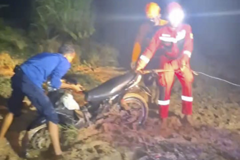 Tersesat di Hutan Karawang akibat Google Maps, Motornya Ambles ke dalam Lumpur. Foto: Istimewa
