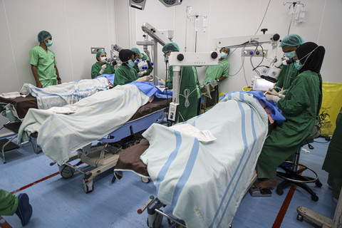 Sejumlah dokter melakukan operasi penyakit katarak di RSUD Tamansari, Jakarta, Sabtu (25/1/2025). Foto: Iqbal Firdaus/kumparan