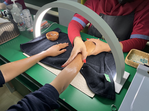 Manicure Amora La Beaute | Foto: Rizqi/ Lampung Geh