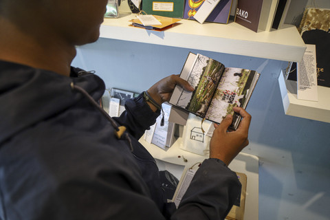 Pengunjung membaca buku foto saat Pentas Foto Buku 2025 di Yayasan Riset Virtual mataWaktu di Jakarta, Sabtu (25/1/2025). Foto: Iqbal Firdaus/kumparan