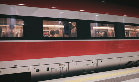 Ilustrasi Jadwal Kereta Cepat Bandung-Jakarta. Sumber: Unsplash/paolo candelo