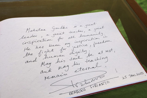 Presiden Republik Indonesia, Prabowo Subianto, berkunjung ke tempat kremasi Mahatma Gandhi di Rajghat Memorial, New Delhi, India, Sabtu (25/1/2025). Foto: Andi - Biro Pers Sekretariat Presiden