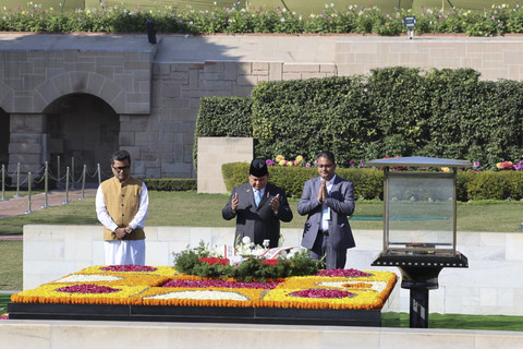 Presiden Republik Indonesia, Prabowo Subianto, berkunjung ke tempat kremasi Mahatma Gandhi di Rajghat Memorial, New Delhi, India, Sabtu (25/1/2025). Foto: Andi - Biro Pers Sekretariat Presiden