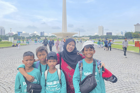 Kepala MI Mulia Buana, Iah Robiah, saat mendampingi siswanya liburan ke Monas, Jakarta Pusat, Sabtu (25/1/2025).  Foto: Fadhil Pramudya/kumparan