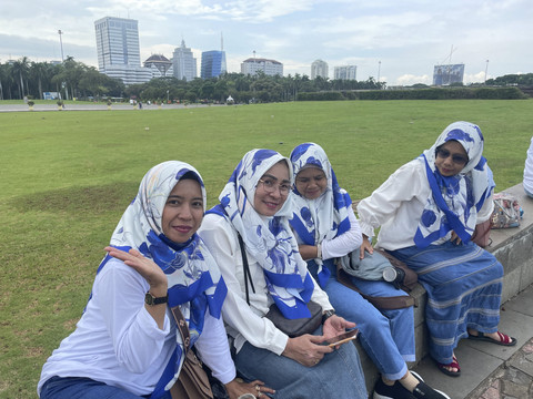 Toi Batul Ani (kiri) bersama guru pendamping lainnya dari SDN 03 Cakung Timur, saat berkunjung ke Monas, Jakarta Pusat, Sabtu (25/1/2025). Foto: Fadhil Pramudya/kumparan