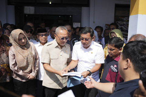 Menko Zulhas Salurkan Ribuan Bantuan Pangan ke Korban Bencana Alam di Pekalongan. Foto: Istimewa