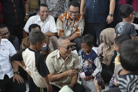 Menko Zulhas Salurkan Ribuan Bantuan Pangan ke Korban Bencana Alam di Pekalongan. Foto: Istimewa