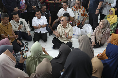 Menko Zulhas Salurkan Ribuan Bantuan Pangan ke Korban Bencana Alam di Pekalongan. Foto: Istimewa
