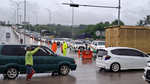 Antrean kendaraan setelah Gerbang Tol Parungkuda Tol Bocimi, Sukabumi, Sabtu (25/1). Foto: Dok. kumparan