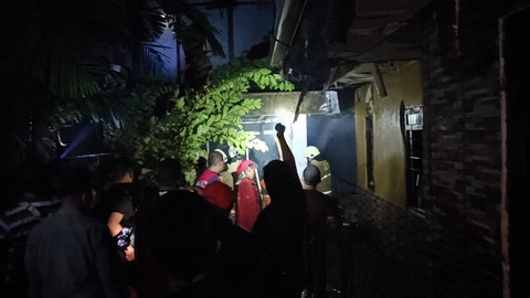Petugas pemadam kebakaran berusaha memadamkan api yang membakar perumahan di kawasan padat penduduk di Jalan Mangga Besar XIII, Jakarta Pusat, Sabtu (25/1/2025). Foto: Fadhil Pramudya/kumparan
