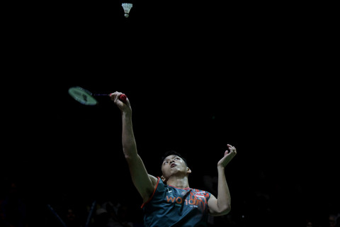 Pebulu tangkis tunggal putra Indonesia Jonatan Christie mengembalikan kok ke arah tunggal putra Taiwan Wang Tzu Wei pada semifinal Daihatsu Indonesia Masters 2025 di Istora Senayan, Jakarta, Sabtu (25/1/2025).  Foto: ANTARA FOTO/Fauzan