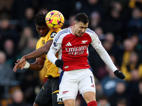 Emmanuel Agbadou duel dengan Gabriel Martinelli saat Wolves vs Arsenal dalam laga pekan ke-23 Liga Inggris 2024/25 di Stadion Molineux, Sabtu (25/1) malam WIB. Foto: REUTERS/Chris Radburn