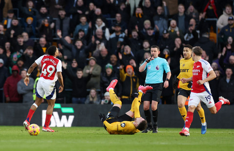 Myles Lewis-Skelly langgar Matt Doherty saat Wolves vs Arsenal dalam laga pekan ke-23 Liga Inggris 2024/25 di Stadion Molineux, Sabtu (25/1) malam WIB. Foto: REUTERS/Chris Radburn