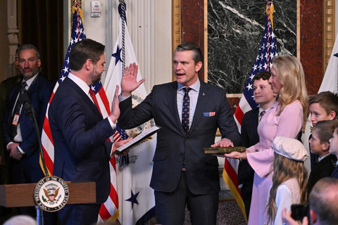 Pete Hegseth bersama 7 anak dan istrinya, Jennifer Rauchet diambil sumpahnya sebagai Menteri Pertahanan Amerika Serikat oleh Wakil Presiden JD Vance di Ruang Eksekutif Eisenhower, Gedung Putih, pada Sabtu (25/1) Foto: Roberto Schmidt/AFP