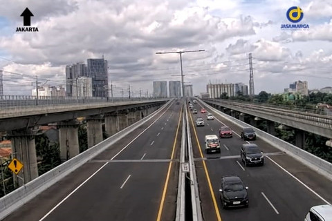 Kondisi arus lalu lintas Jalan Tol Layang MBZ di masa libur panjang, Minggu (26/1/2025). Foto:  Travoy Jasa Marga