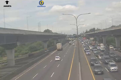 Kondisi arus lalu lintas Jalan Tol Layang MBZ di masa libur panjang, Minggu (26/1/2025). Foto:  Travoy Jasa Marga