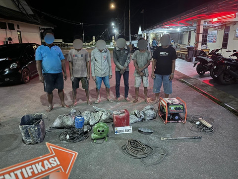 6 dari 9 terduga penambang emas tanpa izin di Divisi 6 PT WHS 2 diamankan di Mapolres Sambas. Foto: Dok. Satreskrim Polres Sambas
