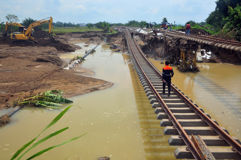 Pekerja melakukan upaya penanganan jalur rel kereta api km 32+5/7 antara Stasiun Gubug-Karangjati yang amblas akibat banjir luapan air Sungai Tuntang di Gubug, Grobogan Jawa Tengah, Minggu (26/1/2025). Foto: Yusuf Nugroho/ANTARA FOTO