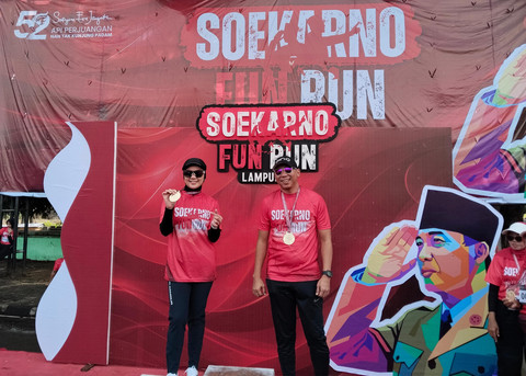 Gubernur Lampung terpilih Rahmat Mirzani Djausal, bersama istrinya Purnama Wulan Sari saat menghadiri Soekarno Fun Run 5K yang digelar oleh DPD PDIP Lampung | Foto : Eka Febriani / Lampung Geh