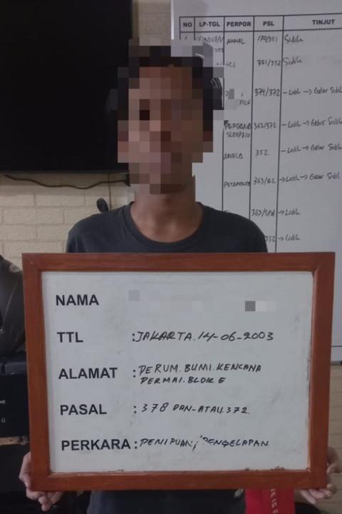 Tersangka dan barang bukti kasus penipuan dan penggelapan promo tiket pesawat. Foto: Dok. Istimewa