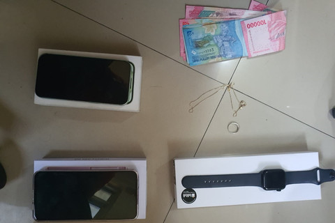 Tersangka dan barang bukti kasus penipuan dan penggelapan promo tiket pesawat. Foto: Dok. Istimewa