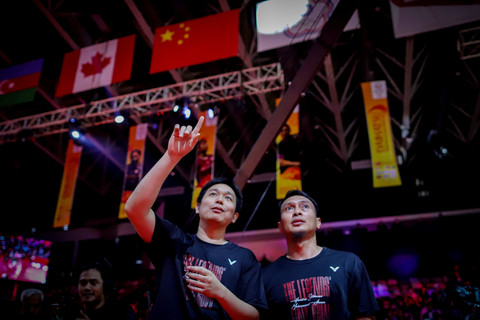 Ganda putra Indonesia Hendra Setiawan dan Mohammad Ahsan melambaikan tangan kepada penggemarnya saat perpisahan bertajuk Tribute to The Daddies di Istora Senayan, Jakarta, Minggu (26/1/2025). Foto: Jamal Ramadhan/kumparan