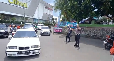 Arus kendaraan yang mengarah ke kawasan wisata Puncak Cipanas di alihkan petugas di seputaran Pos Polisi TMC atau seputaran Tugu Lampu Gentur, Minggu (26/1/2025). Foto: kumparan
