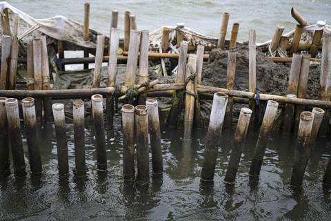 Penampakan sebuah pagar laut. Foto: Iqbal Firdaus/kumparan
