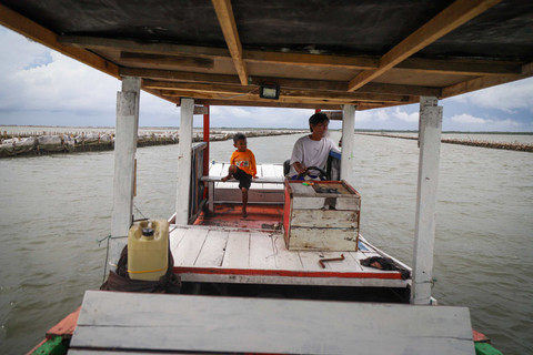 Aktivitas nelayan di kawasan pagar laut. Foto: Iqbal Firdaus/kumparan