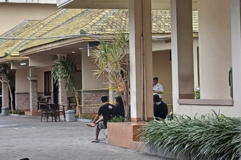 Polisi saat pemeriksaan di ruang kamar sebuah hotel di Kediri, Jawa Timur, Minggu (26/1/2025). Foto: Asmaul/Antara