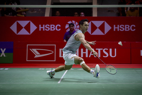 Aksi Jonatan Christie saat melawan Kunlavut Vitidsarn dalam final Indonesia Masters 2025 di Istora Senayan, Jakarta, Minggu (26/1/2025). Foto: Jamal Ramadhan/kumparan