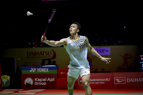 Aksi Jonatan Christie saat melawan Kunlavut Vitidsarn dalam final Indonesia Masters 2025 di Istora Senayan, Jakarta, Minggu (26/1/2025). Foto: Jamal Ramadhan/kumparan