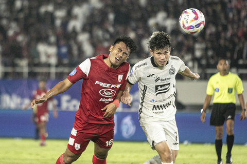 Pemain Persija Jakarta Ryo Matsumura (kanan) berebut bola dengan pemain Persis Solo Rizky Dwi Febrianto (kiri) pada pertandingan BRI Liga 1 di Stadion Manahan, Solo, Jawa Tengah, Minggu (26/1/2025). Foto: Mohammad Ayudha/ANTARA FOTO