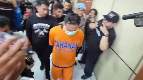 Polisi menunjukkan tersangka mutilasi Rochmat Tri Hartanto saat konferensi pers di Mapolda Jawa Timur, Senin (27/1/2025). Foto: Farusma Okta Verdian/kumparan