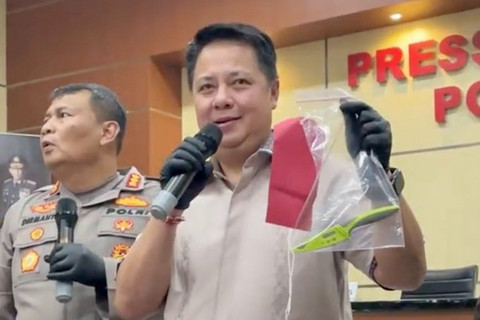 Dirreskrimum Polda Jatim, Kombes Pol M Farman menujukkan barang bukti pisau yang digunakan tersangka mutilasi Rochmat Tri Hartanto saat konferensi pers di Mapolda Jawa Timur, Senin (27/1/2025). Foto: Farusma Okta Verdian/kumparan