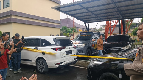 Polisi menujukkan barang bukti tersangka mutilasi Rochmat Tri Hartanto saat konferensi pers di Mapolda Jawa Timur, Senin (27/1/2025). Foto: Farusma Okta Verdian/kumparan