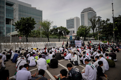 Massa yang tergabung dalam Aqsa Working Group (AWG) menggelar aksi damai di depan Kedutaan Besar Amerika Serikat, Jakarta, Senin (27/1/2025). Foto: Jamal Ramadhan/kumparan