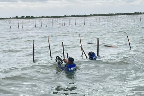 Ditpolairud Polda Metro Jaya membongkar pagar laut yang berada di Desa Keramat, Kecamatan Paku Haji, Kabupaten Tangerang, Banten, Senin (27/1/2025). Foto: Fadhil Pramudya/kumparan