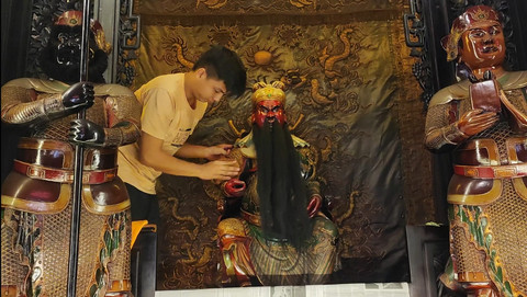 Pembersihan patung dewa di Kelenteng Kwan Tie Miawu di Kota Pangkalpinang. Dok: kumparan