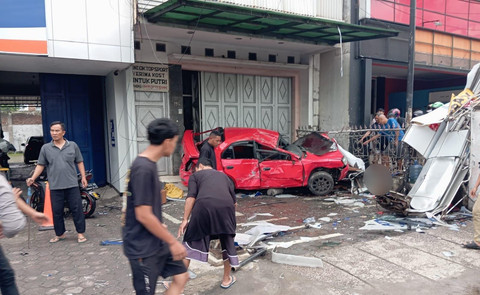 Kecelakaan beruntun di Jatinangor, Kabupaten Sumedang, Senin (27/1/2025). Foto: Polres Sumedang