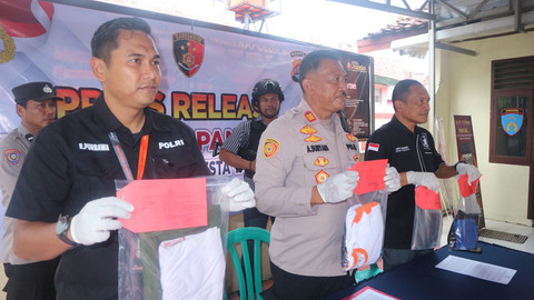 Polisi menunjukkan tersangka dan barang bukti pengasuh pesantren yang mencabuli santri lelaki saat konferensi pers di Polsek Kresek, Tangerang. Foto: kumparan