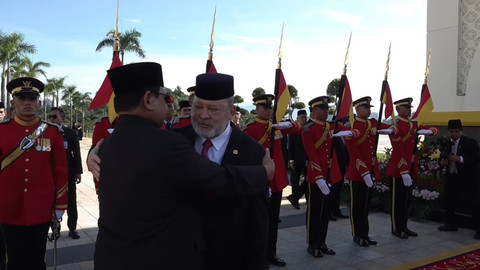 Presiden Prabowo Subiantio disambut upacara Kenegaraan oleh Raja Malaysia Yang Dipertuan Agong Malaysia Sultan Ibrahim Ibni Sultan Iskandar di Istana Negara Malaysia, Senin (27/1/2025). Foto: Youtube/Prabowo Subianto
