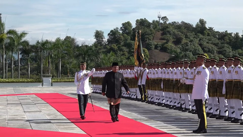 Presiden Prabowo Subiantio disambut upacara Kenegaraan oleh Raja Malaysia Yang Dipertuan Agong Malaysia Sultan Ibrahim Ibni Sultan Iskandar di Istana Negara Malaysia, Senin (27/1/2025). Foto: Youtube/Prabowo Subianto