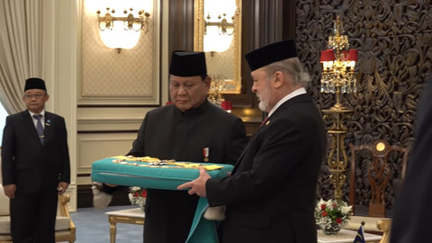 Presiden Prabowo Subiantio disambut upacara Kenegaraan oleh Raja Malaysia Yang Dipertuan Agong Malaysia Sultan Ibrahim Ibni Sultan Iskandar di Istana Negara Malaysia, Senin (27/1/2025). Foto: Youtube/Prabowo Subianto