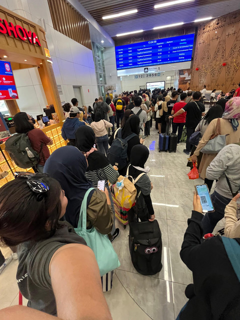 Suasana Stasiun Whoosh Halim, Jakarta, Senin (27/1/2025), saat kereta tertunda. Foto: Nyimas Ratu untuk kumparan