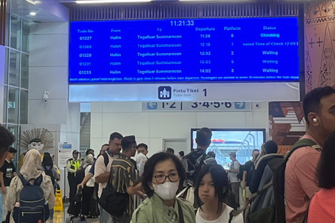 Suasana Stasiun Whoosh Halim, Jakarta, Senin (27/1/2025), saat kereta tertunda. Foto: Nyimas Ratu untuk kumparan