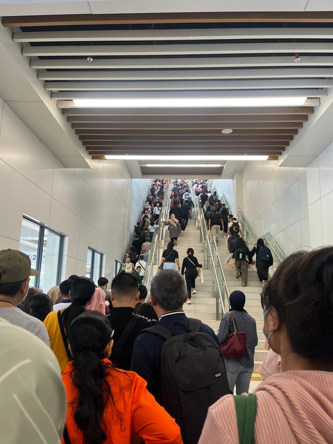 Suasana Stasiun Whoosh Halim, Jakarta, Senin (27/1/2025), saat kereta tertunda. Foto: Nyimas Ratu untuk kumparan
