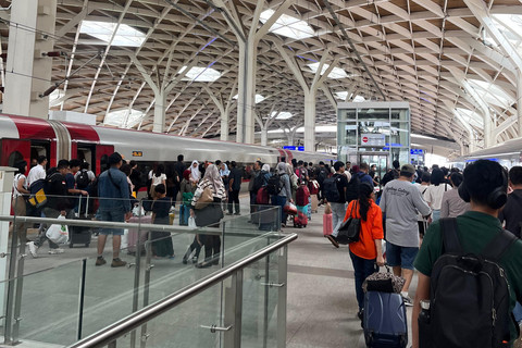 Suasana Stasiun Whoosh Halim, Jakarta, Senin (27/1/2025), saat kereta tertunda. Foto: Nyimas Ratu untuk kumparan