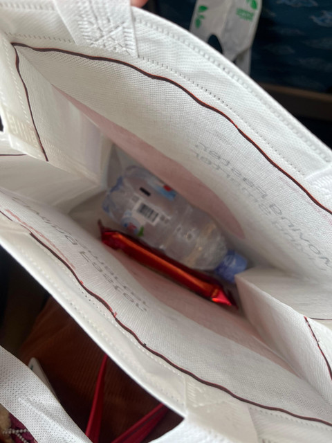 Kompensasi dari PT Kereta Cepat Indonesia China (KCIC) kepada penumpang yang terdampak penundaan di Stasiun Whoosh Halim, Jakarta, Senin (27/1/2025). Foto: Nyimas Ratu untuk kumparan